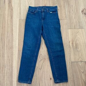 Mott and Bow Women's Blue Jeans. Super comfy!
